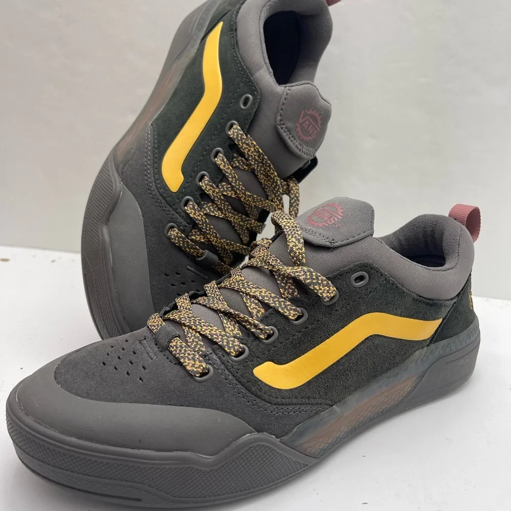 Vans Men’s 8 Bmx Peak
Lewis Mills Charcoal Grey
VN0A2Z3UH91 Sneakers - Picture 15 of 16